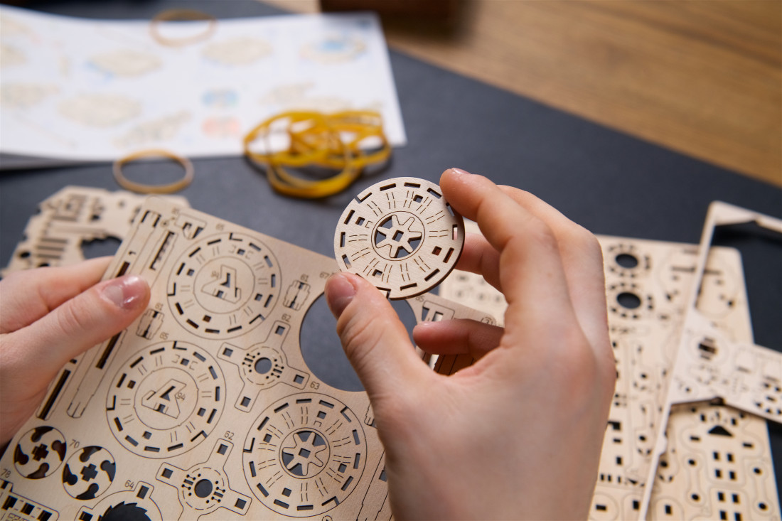 AERO CLOCK "Wall clock with pendulum"