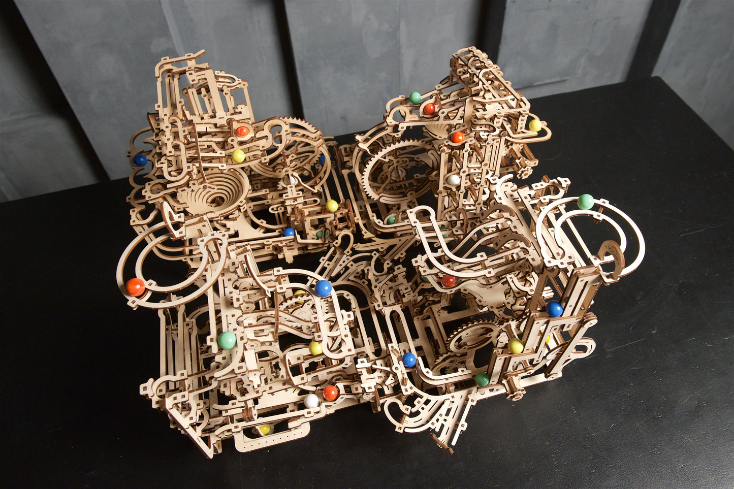 Marble run with step winch