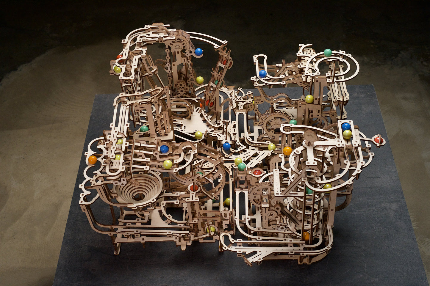 Murmelbahn mit Spiralaufzug