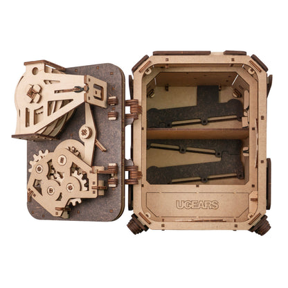 Safe Too aus Holz mit geöffneter Tür und Fächern