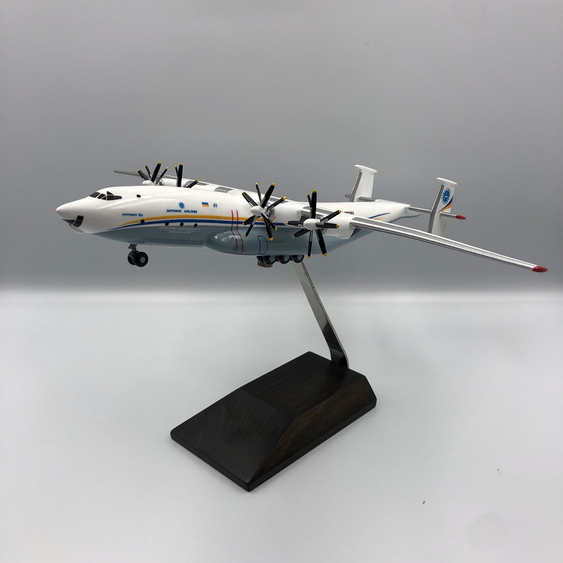 AN-22 "ANTONOV AIRLINES" - 1:200 ON LANDING GEARS-22 "ANTONOV AIRLINES" - 1TMK HandelStatic